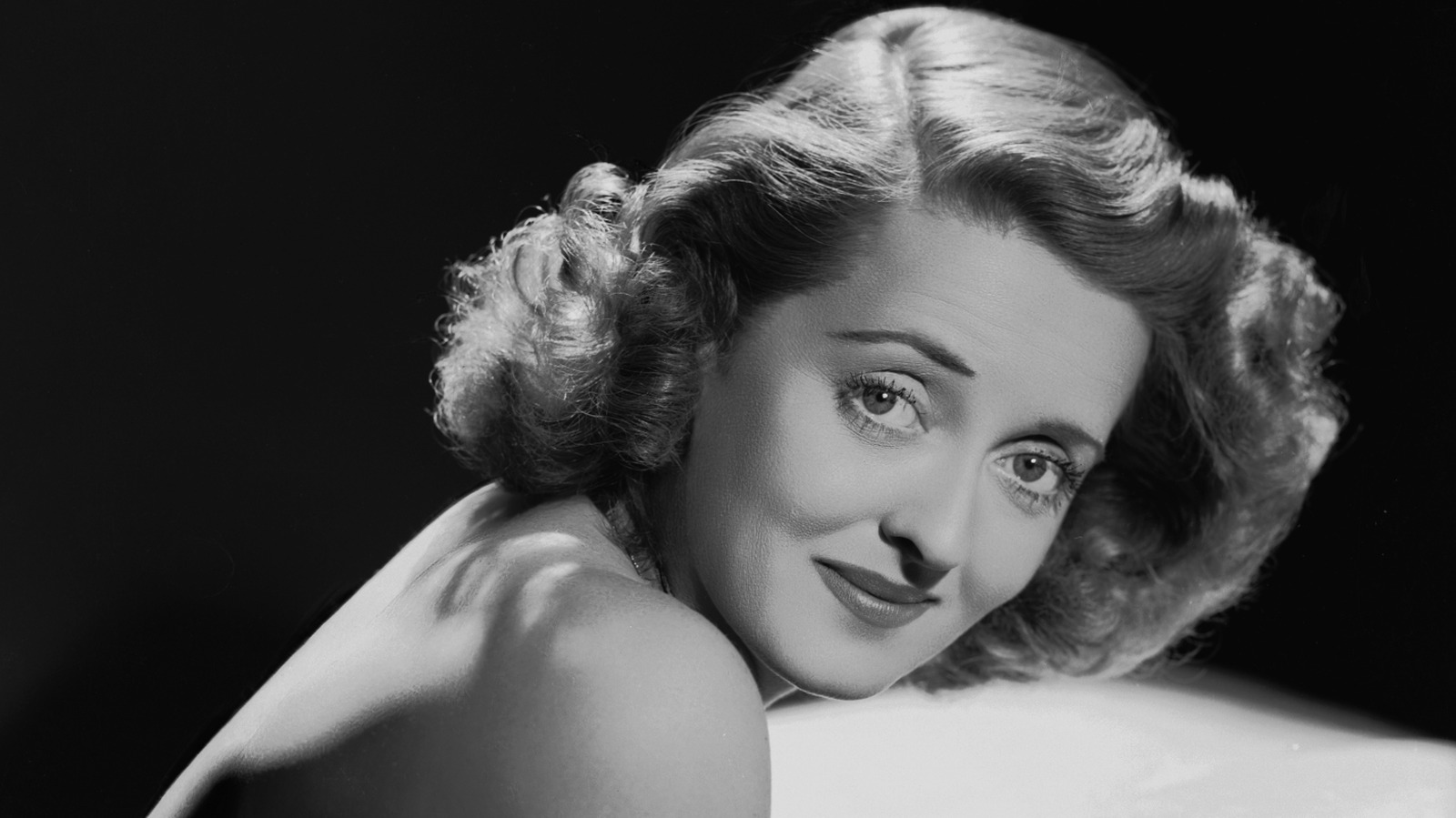 Le truc de beauté à l’ancienne qui vous donnera les « yeux de Bette Davis »