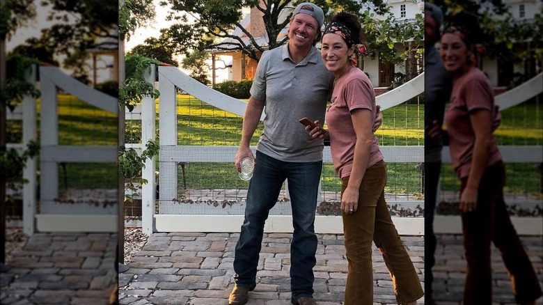Joanna et Chip Gaines posant pour une photo ensemble à la maison