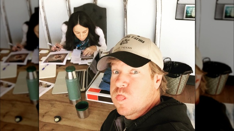 Chip Gaines partage une photo de lui faisant une grimace avec Joanna Gaines en arrière-plan