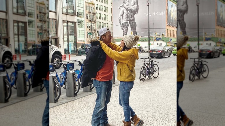 Chip et Joanna Gaines imitant une publicité de Calvin Klein