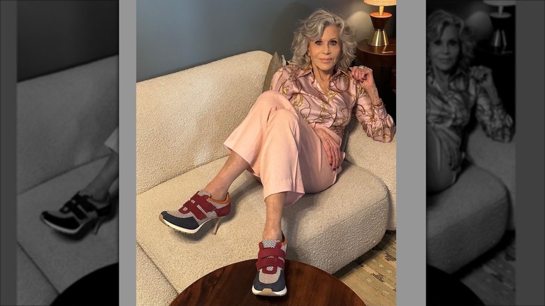 Jane Fonda souriante et posant sur un canapé en 2024