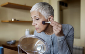 Astuces de maquillage que les femmes plus âgées ne jurent que par