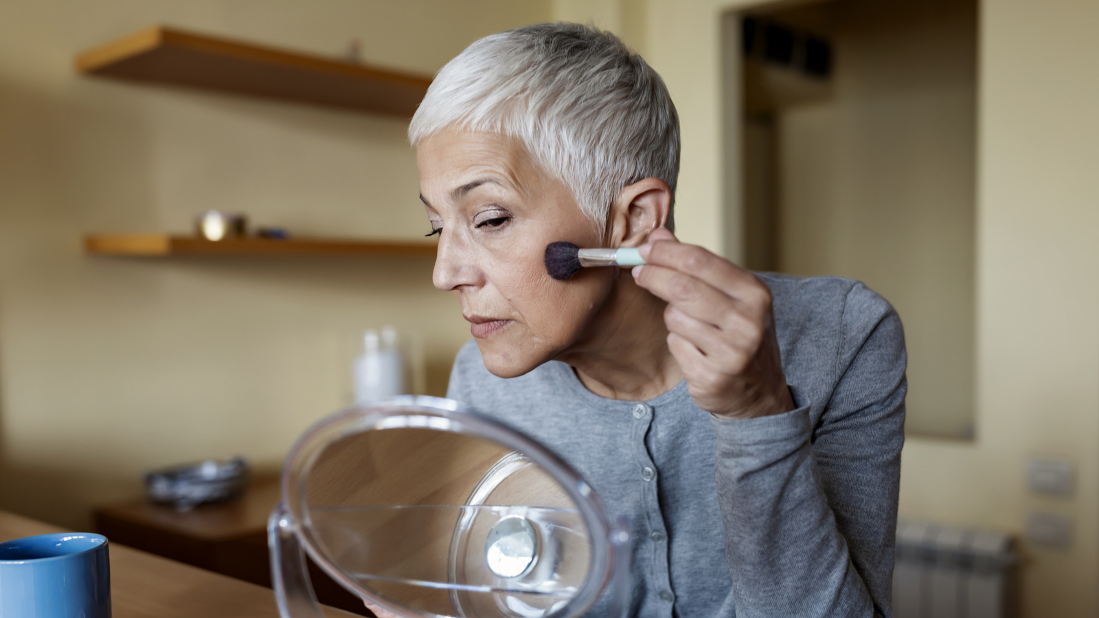 Astuces de maquillage que les femmes plus âgées ne jurent que par