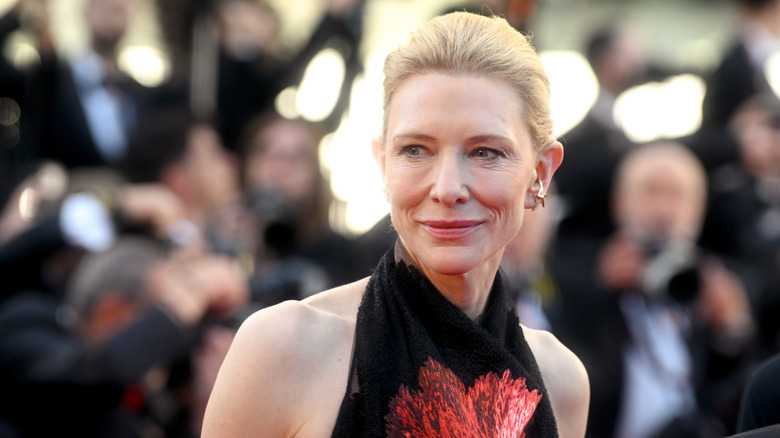 Cate Blanchett sur le tapis rouge dans une robe noire dos nu