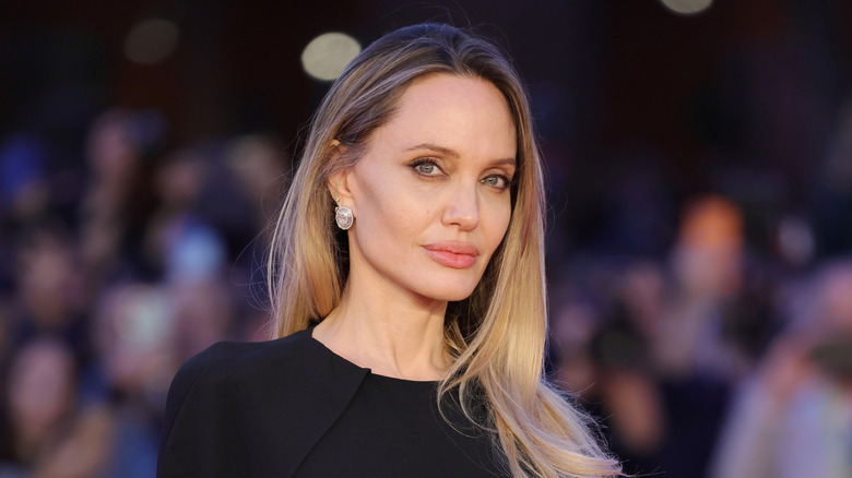 Angelina Jolie porte une robe noire sur le tapis rouge