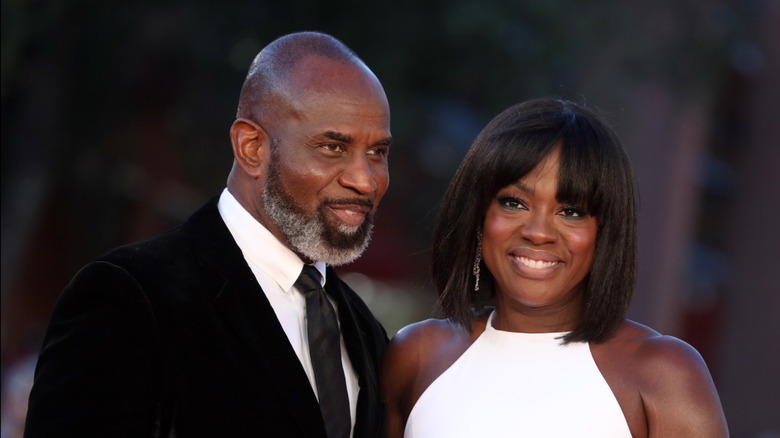 Viola Davis en dos nu blanc souriant avec son mari Julius Tennon