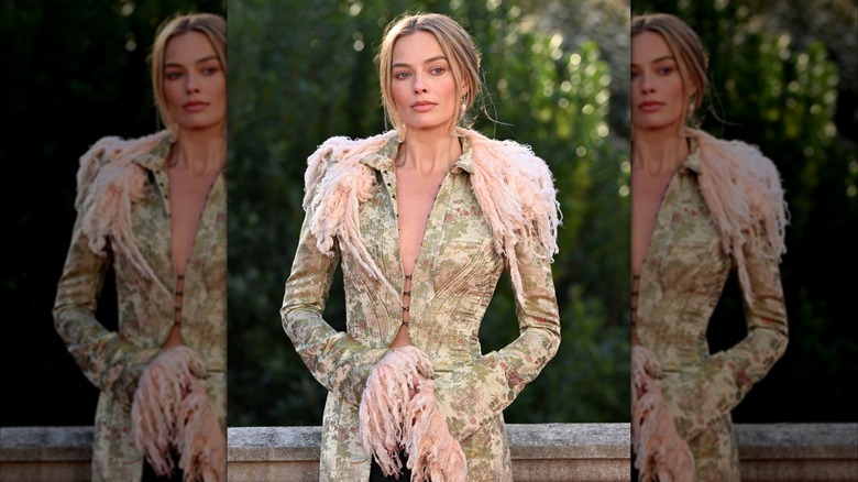 Margot Robbie portant un blazer à motifs fleuris avec revers roses