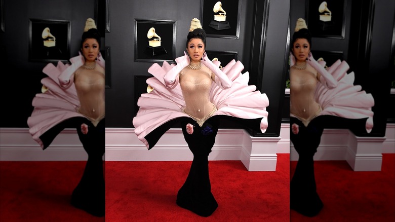 Cardi B posant sur le tapis rouge