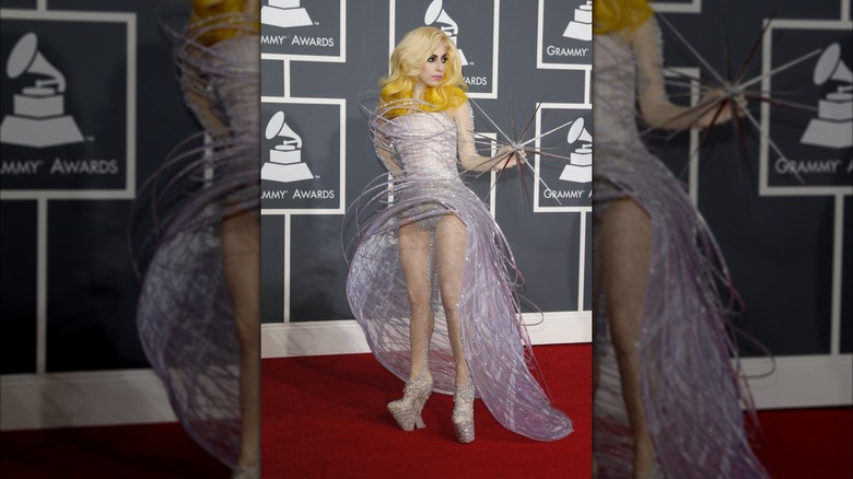Lady Gaga porte une robe violette pailletée avec des cheveux blonds ombrés