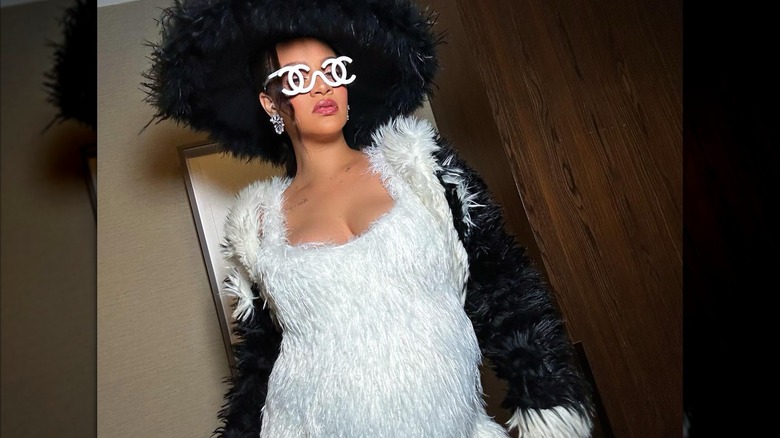 Rihanna posant