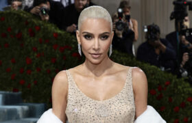 10 fois où des célébrités ont volé la vedette en portant des looks vintage