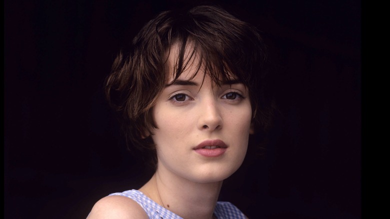 Winona pose pour des photos dans une ferme en septembre 1994