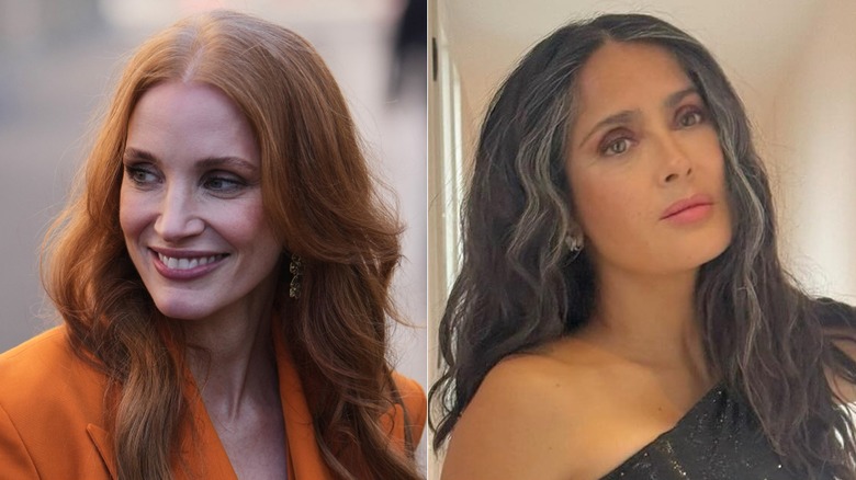 Jessica Chastain souriante avec des racines grises et Salma Hayek avec une expression neutre montrant des pièces d'argent grises