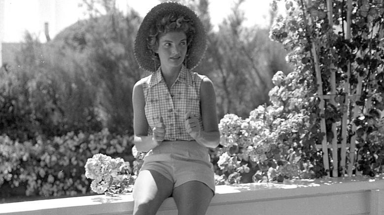 Jackie Kennedy dans un chapeau de soleil et un short à Hyannis Port