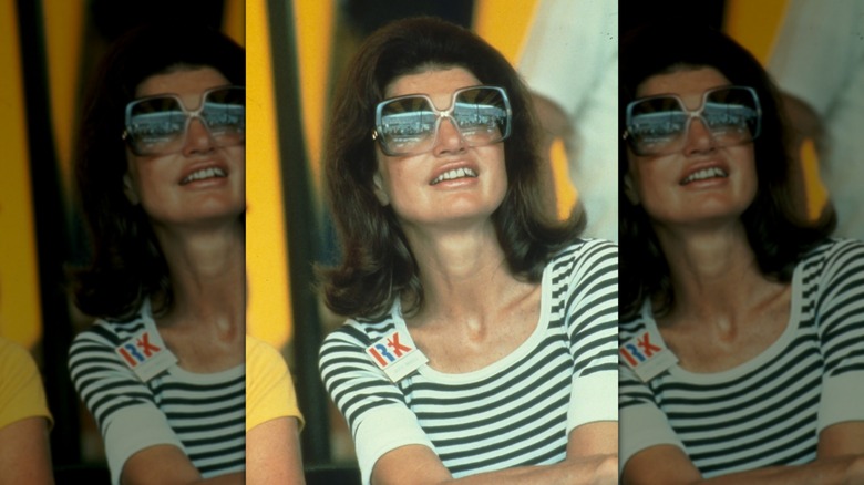 Jackie Kennedy au Flushing Meadows Park dans une chemise rayée bleue et blanche