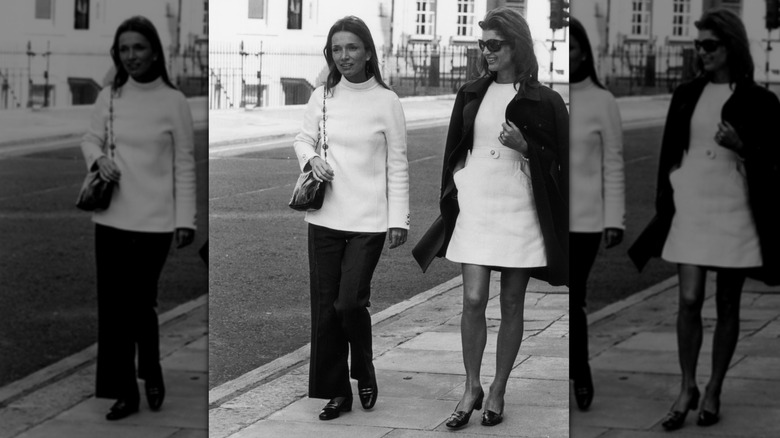 Jackie Kennedy avec la princesse Lee Radziwill marchant dehors