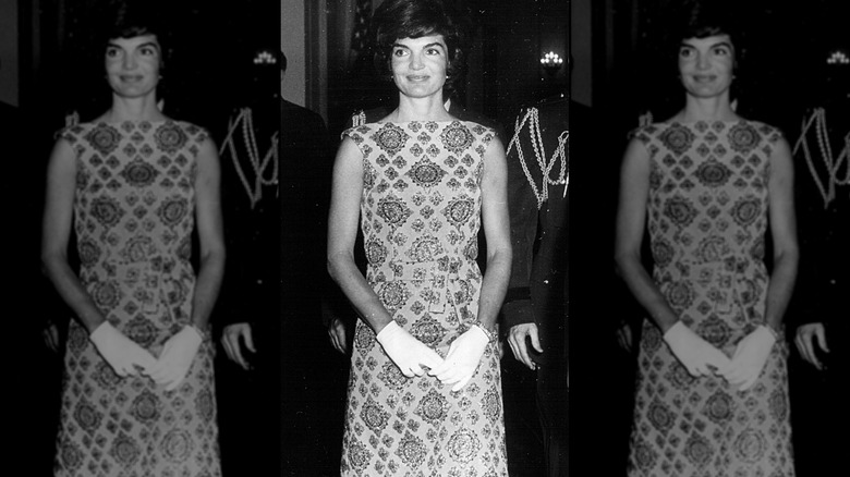 Une photo en noir et blanc de Jackie Kennedy dans une robe à col bateau
