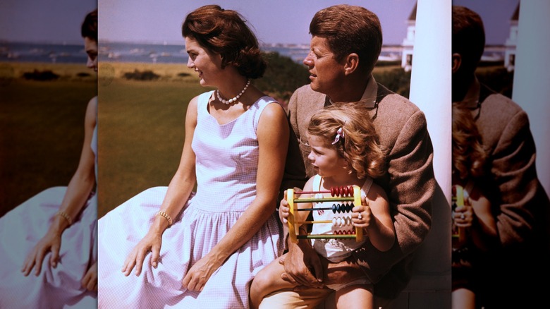 Jackie Kennedy avec John F. Kennedy et leur fille Caroline Kennedy à l'extérieur