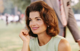 Les coupes emblématiques de la Nouvelle-Angleterre de Jackie Kennedy devraient être votre inspiration de style estival