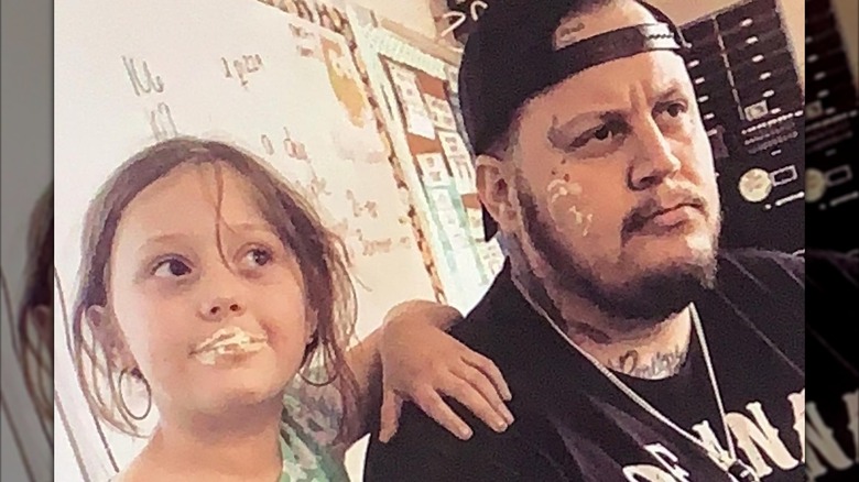 Une jeune bailee Ann DeFord avec de la glace sur les lèvres posant avec Jelly Roll, qui a une marque de baiser sur la joue