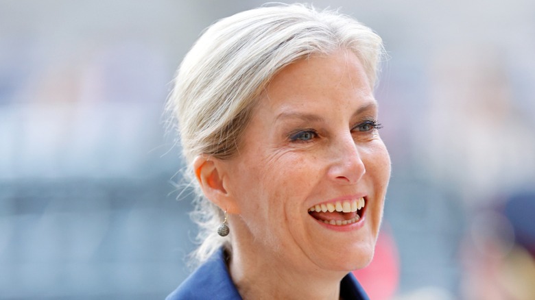 Sophie, duchesse d'Édimbourg souriante lors d'une apparition à l'abbaye de Westminster