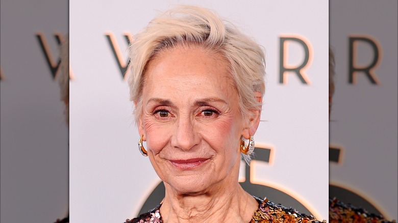 Laurie Metcalf sourit en montrant son carré gris sur le tapis rouge des Tonys 2026