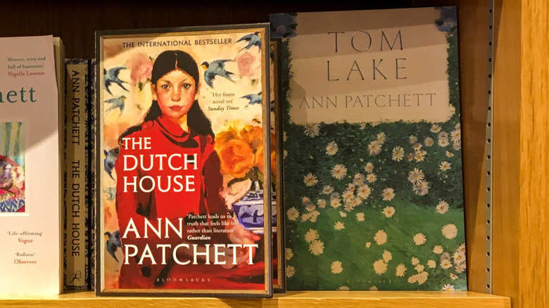 Bibliothèque présentant les romans d'Ann Patchett The Dutch House et Tom Lake
