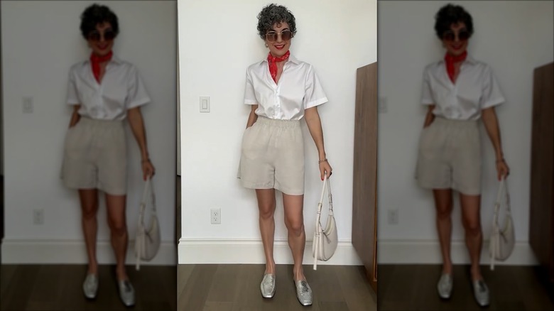 Une femme portant un short en lin neutre avec une chemise blanche