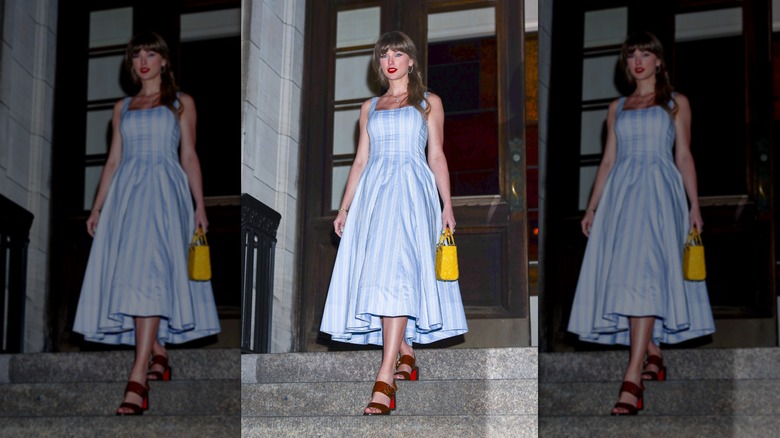 Taylor Swift marche vêtue d'une robe d'été à rayures bleues