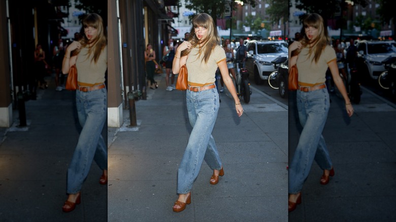 Taylor Swift marche avec un jean bleu et un t-shirt beige