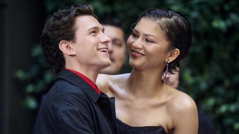 Tom Holland et Zendaya souriant ensemble