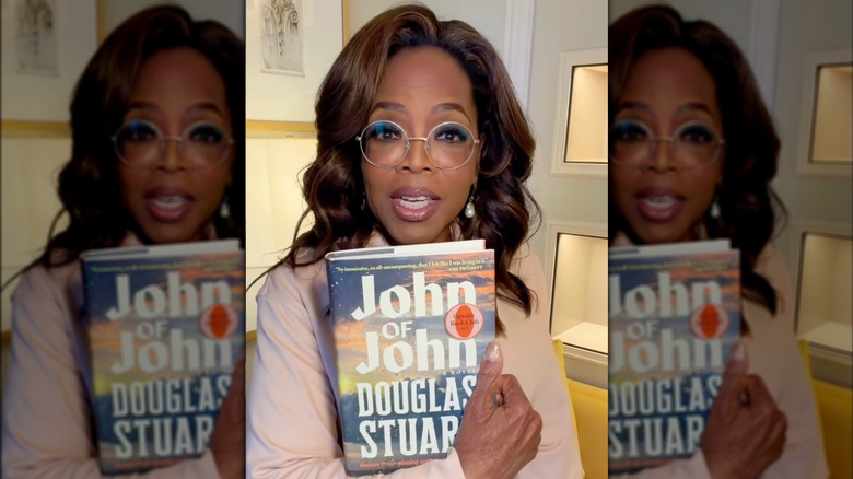 Oprah Winfrey brandissant un exemplaire de John of John sur Instagram