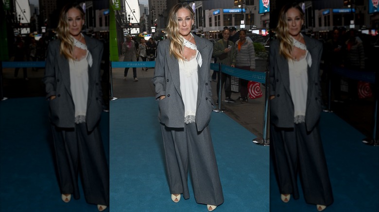 Sarah Jessica Parker assiste à l'événement de lancement phare de Primark le 6 mai 2026 à New York, vêtue d'un costume gris avec une écharpe blanche.