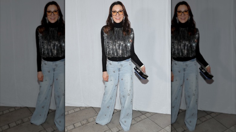 Michelle Yeoh dans un haut noir scintillant et un denim scintillant