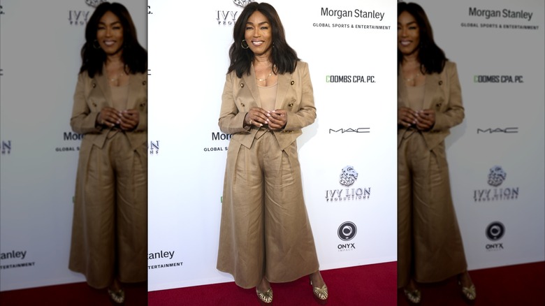 Angela Bassett en costume kaki en 2026