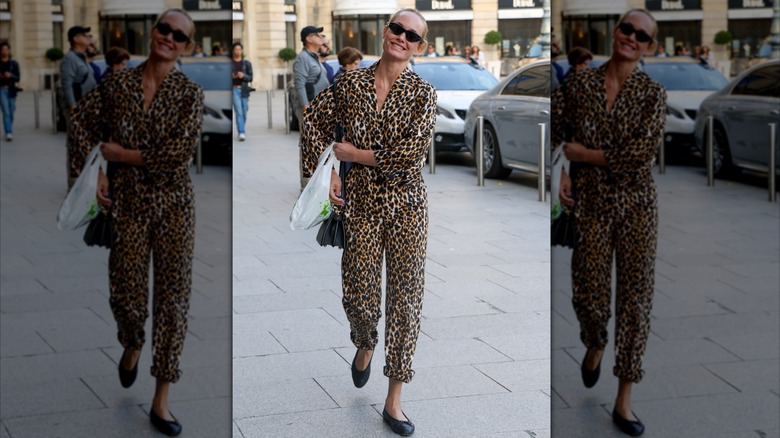 Amber Valletta en imprimé léopard à Paris en septembre 2025