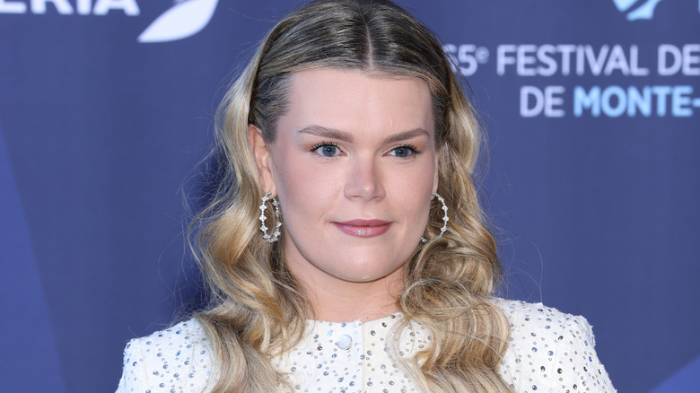 Camille Gottlieb sourit sur le tapis rouge en 2026