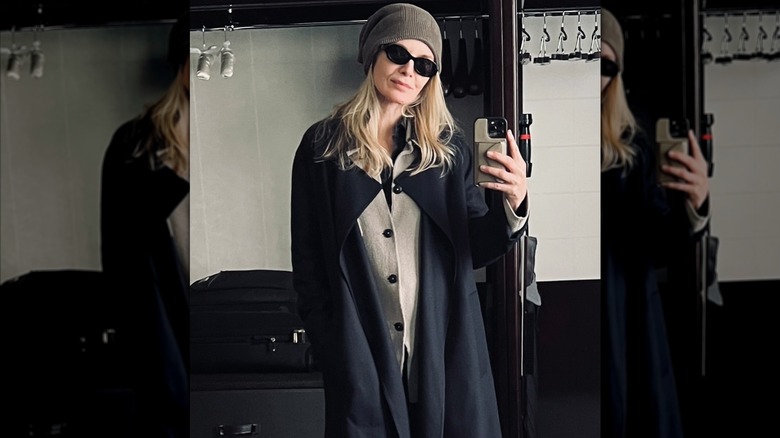Michelle Pfeiffer pose pour un selfie miroir dans un hôtel à Paris (février 2026)