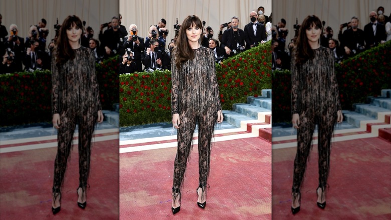 Dakota Johnson porte une combinaison