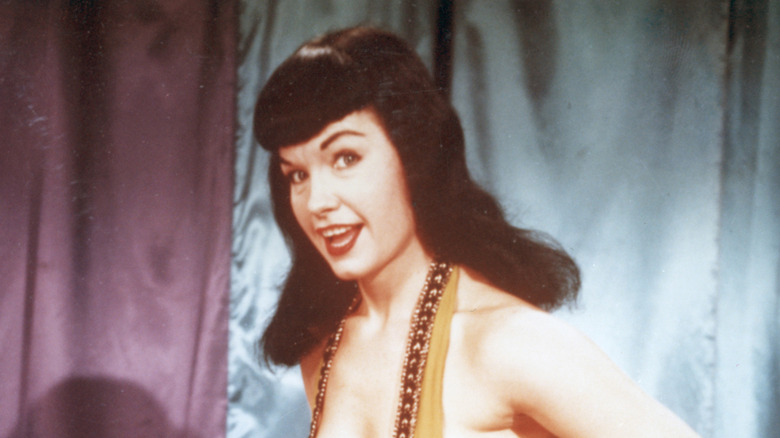 Bettie Page souriante