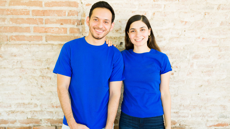 Couple portant des t-shirts et des jeans bleus assortis