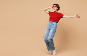 La tendance des t-shirts de l'été 2026 qui insufflera des couleurs dans votre garde-robe