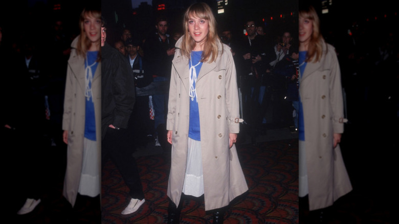 Chloë Sevigny photographiée portant un look superposé lors d'une première de film en 1999
