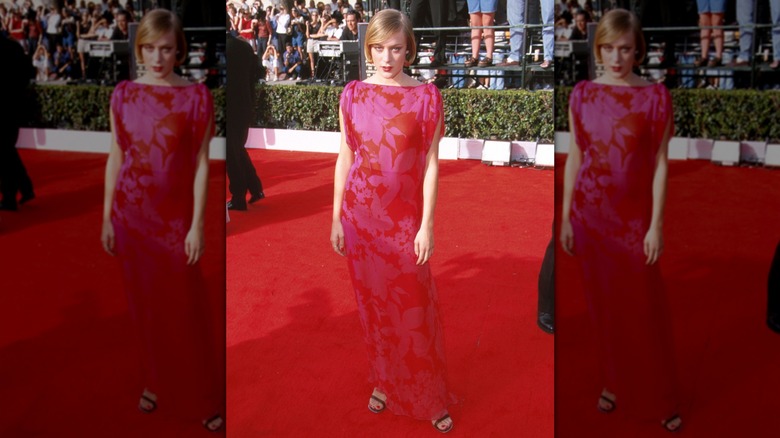 Chloë Sevigny posant dans une robe rose et rouge aux allures tropicales aux Screen Actors Guild Awards