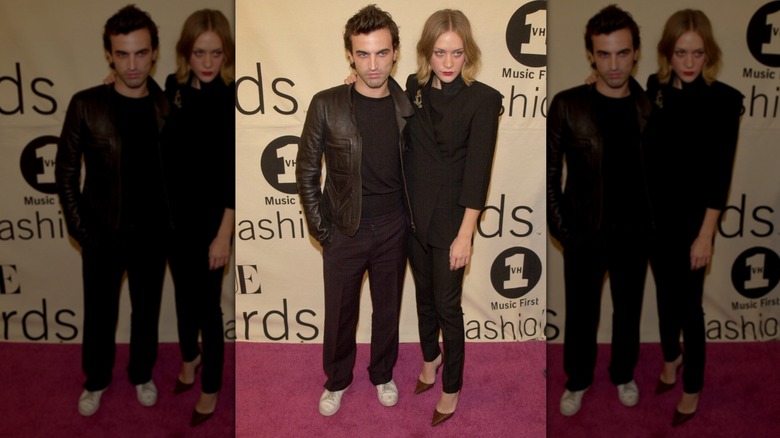 Chloë Sévigny posant avec le créateur Nicolas Ghesquière dans un costume entièrement noir