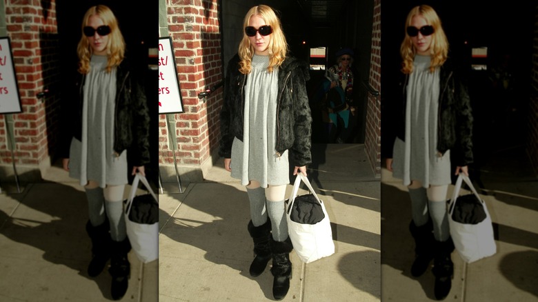 Chloë Sevigny portant un look superposé gris et noir lorsqu'elle est photographiée au Festival du film de Sundance 2003