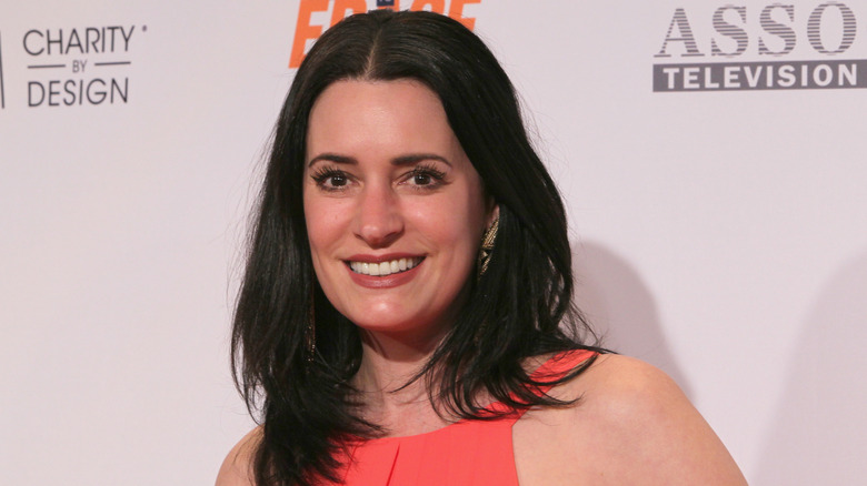 Paget Brewster sourit sur le tapis rouge en 2016