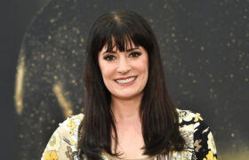 Paget Brewster a dit « non merci » d'avoir teint ses cheveux gris et ils sont magnifiques