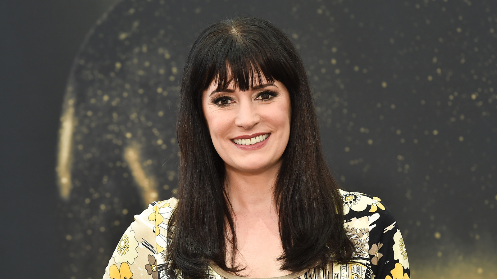 Paget Brewster a dit « non merci » d'avoir teint ses cheveux gris et ils sont magnifiques