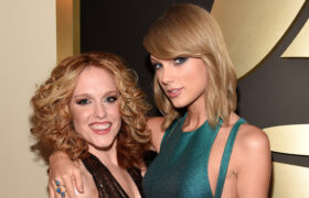 La meilleure amie ultime de Taylor Swift a un accident de mode lors de son mariage, tellement ça fait mal